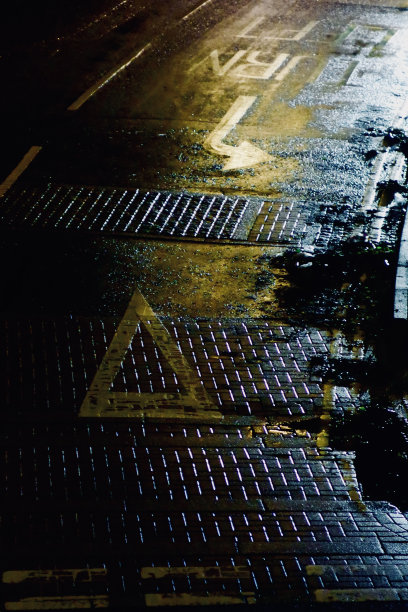 夜晚的路标被雨水照亮图片下载