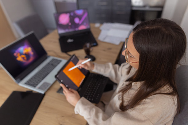 白人女性平面艺术家图片下载