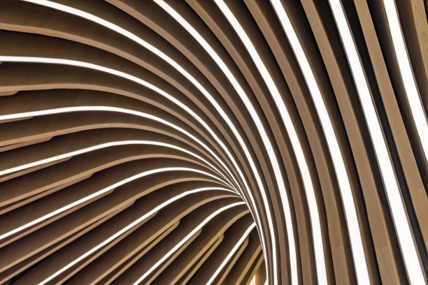 木质装饰天花板，条纹柱，灯柱图片下载