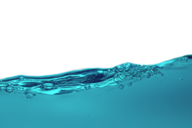 在清澈的蓝色水中，水波闪烁着气泡。图片下载