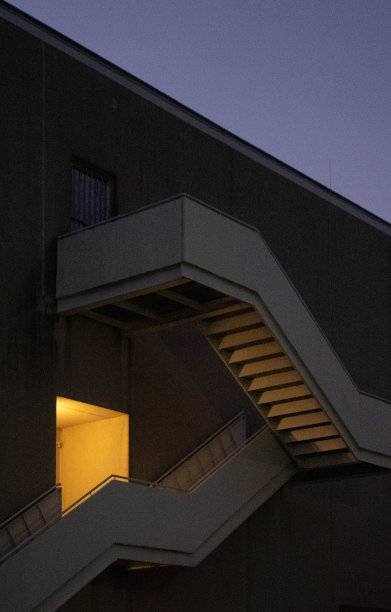 夜间现代建筑墙壁上楼梯的垂直拍摄图片下载