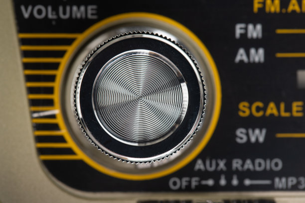 复古风格的收音机，棕色木箱，调节旋钮和波标图片下载