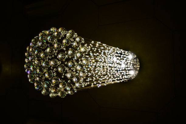 深色背景的豪华台灯图片下载