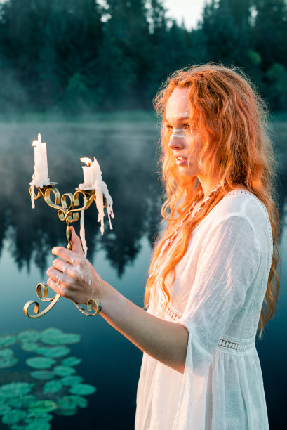 拿蜡烛的女巫图片下载