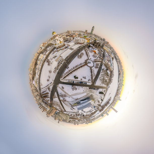 空中冬季城市景观与十字路口和道路，房屋，建筑物，公园和桥梁。直升飞机。小球模式。图片下载