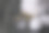 白色针织围巾。女式手工针织服装。旁边有一捆用来编织的白线和针织针。在黑板上。图片下载