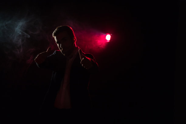 站着的人的照片和粉红色的光的背景。图片下载