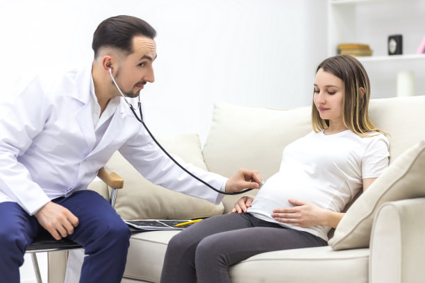 医生用听诊器检查孕妇的照片。图片下载