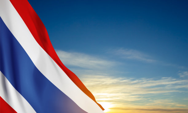 泰国国旗对着日出或日落图片下载