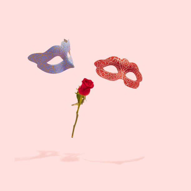 威尼斯红和蓝色嘉年华面具在粉彩粉红色背景与红玫瑰花。感觉，爱，情绪或情人节的概念。唯美浪漫的场景。图片下载