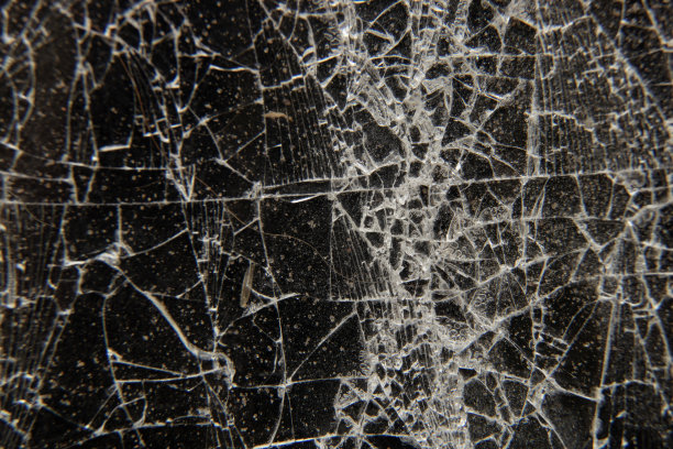 破碎的玻璃在黑暗背景微距照片图片下载