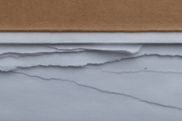 写信纸上撕破的纸的边缘特写图片下载