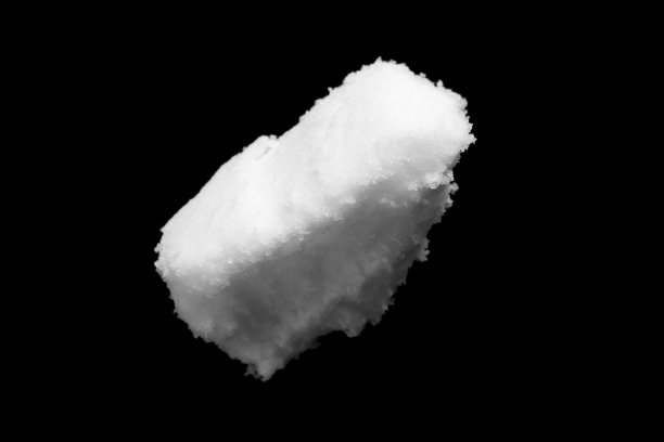白色的雪孤立在黑色的背景上图片下载