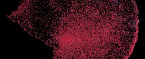 小尺寸红沙飞爆炸，血沙粒波爆炸。抽象的云飞。红色的沙子飞溅在空中。黑色背景隔离高速快门，抛出冻结停止图片下载