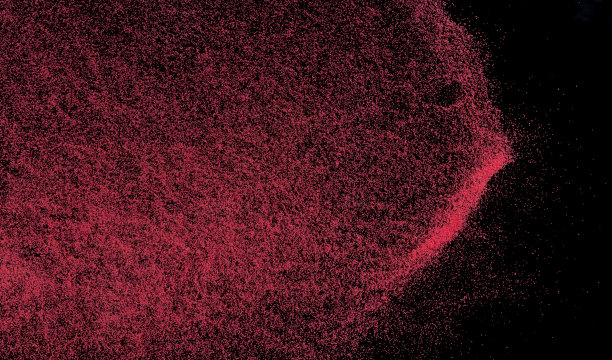 小尺寸红沙飞爆炸，血沙粒波爆炸。抽象的云飞。红色的沙子飞溅在空中。黑色背景隔离高速快门，抛出冻结停止图片下载