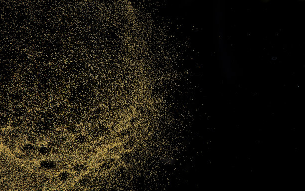 小尺寸黄沙飞扬爆炸，金干酪沙粒波爆炸。抽象的云飞。黄色的沙子飞溅在空中。黑色背景隔离高速快门，投掷图片下载