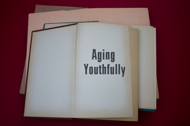 青春字在打开书与复古，自然的图案旧仿古纸设计。图片下载