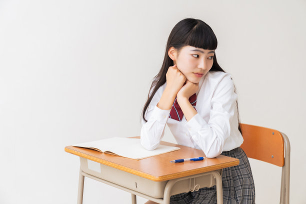 女孩谁学习，思考，校服，学校教室图片下载