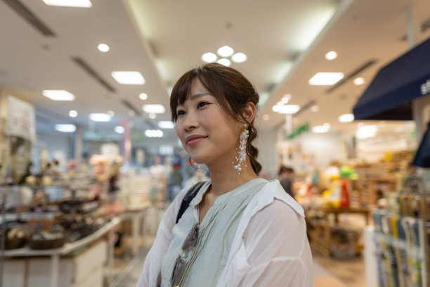 在购物的女人的肖像图片下载