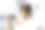 身穿白色蕾丝和服的女子手持老式相机图片下载