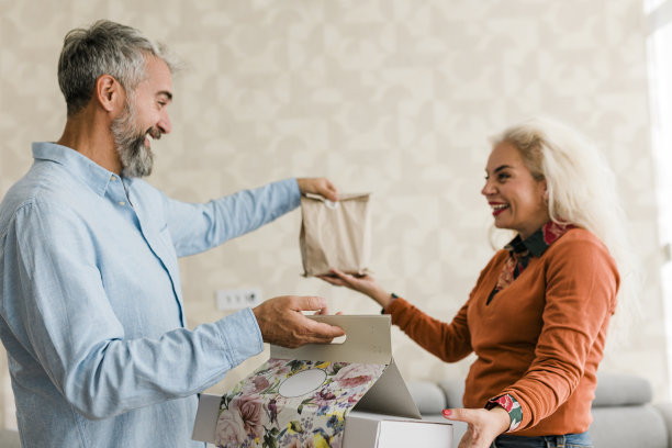 老夫妇在家里交换礼物图片下载