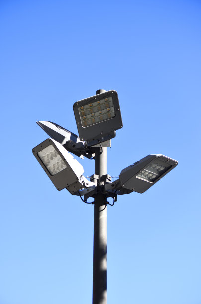 LED路灯映衬着晴朗的天空图片下载