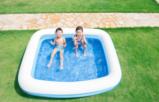 孩子在家里的游泳池里玩图片下载