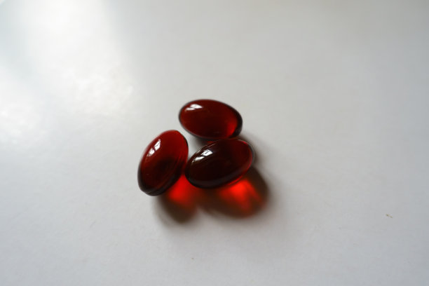 三个红色磷虾油软胶囊的特写图片下载