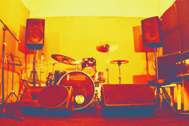 现场音乐照片背景，摇滚鼓套与模糊的舞台灯光。热成像梯度，复古故障，噪声，选择性聚焦图片下载