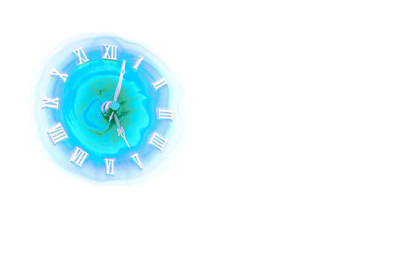 5点钟。祖母绿时钟面与罗马数字隔离在白色图片下载