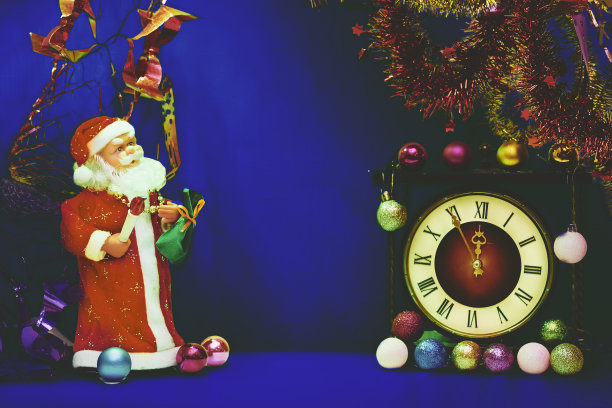 圣诞老人和古董钟。新年的圣诞玩具，花环图片下载