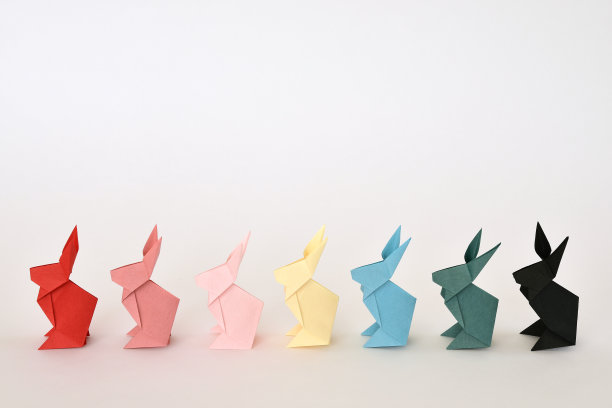 白色背景的折纸兔子。图片下载