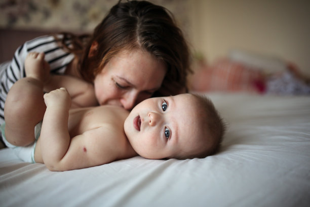 温柔的妈妈潮娃6个月，呵护图片下载