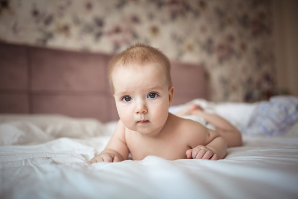 可爱的宝宝趴在床上图片下载