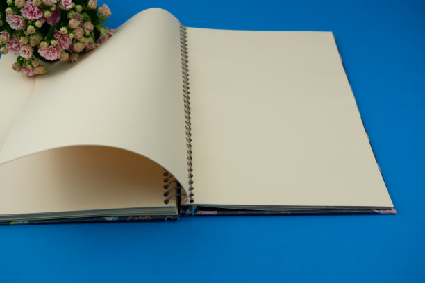 铅笔、圆规、笔记本和信图片下载