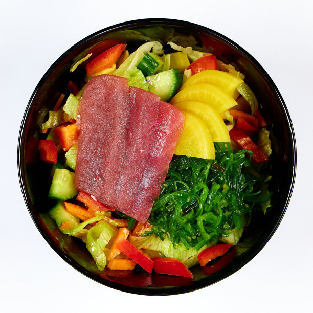 俯视图的蔬菜沙拉与金枪鱼生鱼片孤立的白色背景图片下载