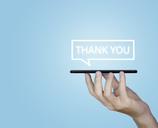 手持智能手机显示感谢信息。蓝色背景。图片下载
