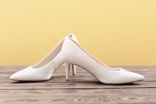 米色鞋，木地板，黄色背景图片下载
