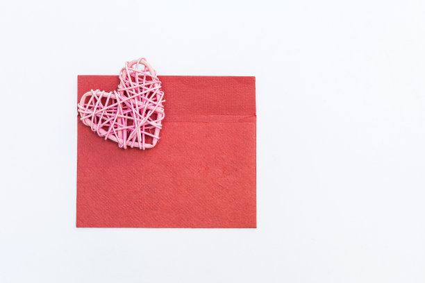 红包上的粉色木心孤立在白色背景上图片下载