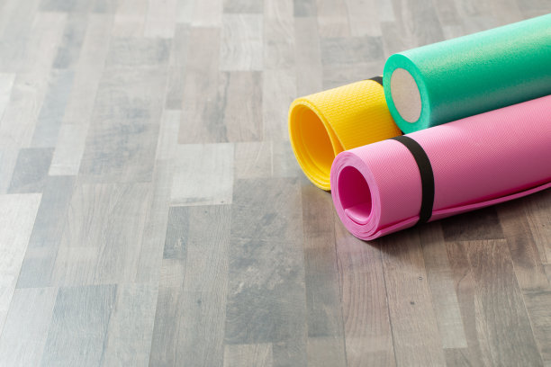 健身垫在家里的木地板上图片下载