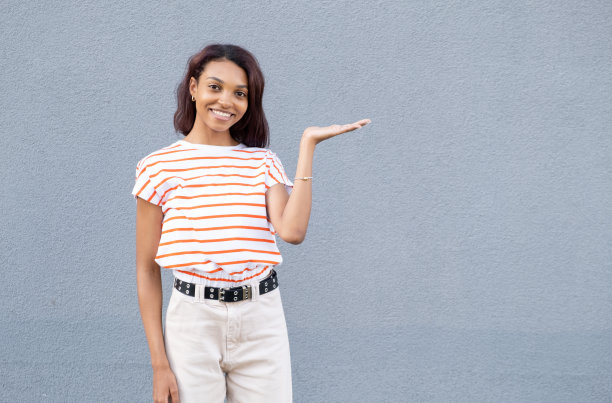 迷人的正面女孩t恤指向复制空间。广告场所。特写肖像。影棚拍摄。看这里图片下载