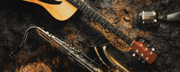 吉他，麦克风和萨克斯。音乐的概念图片下载