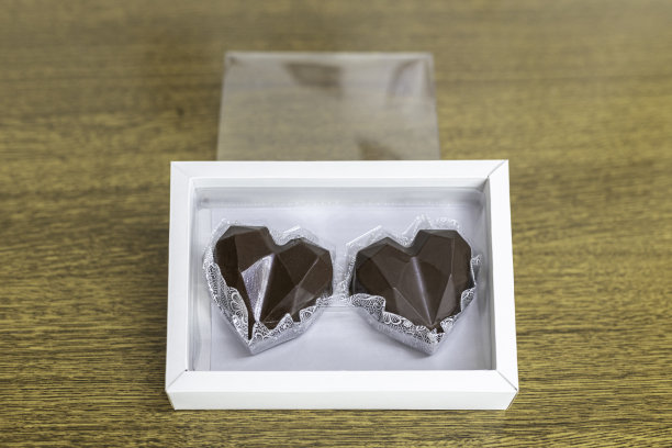 心形巧克力装在纸盒里。情人节礼物图片下载