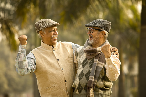 两个男性老朋友在公园玩得很开心图片下载