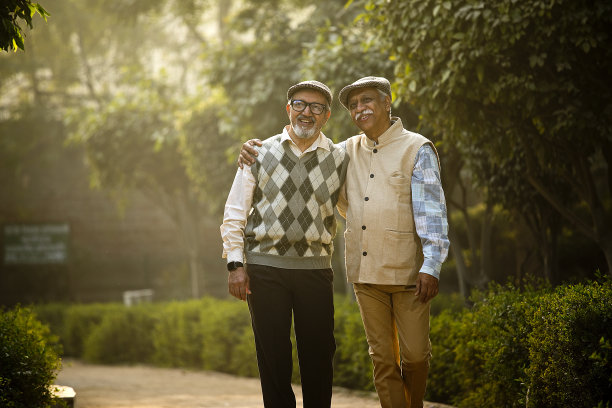 老朋友们在公园度过闲暇时光图片下载