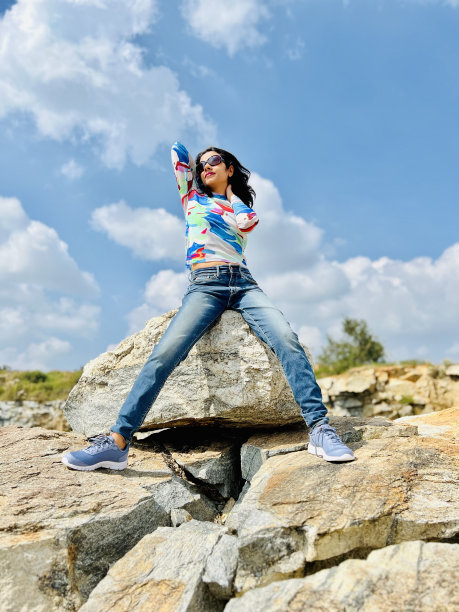 在岩石上图片下载