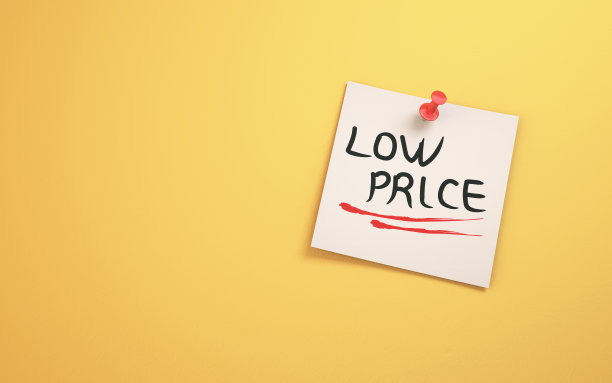 低价文字写在便签纸坐在黄色背景图片下载