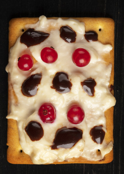 漂亮的甜点蛋糕，夏天的浆果。自助餐桌上的方形蛋糕。图片下载