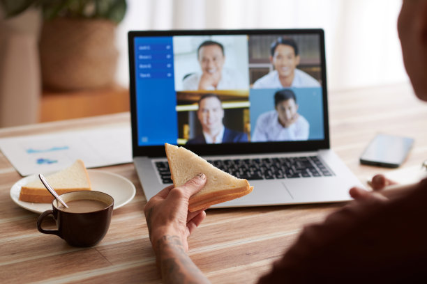 男人在网上开会时吃东西图片下载