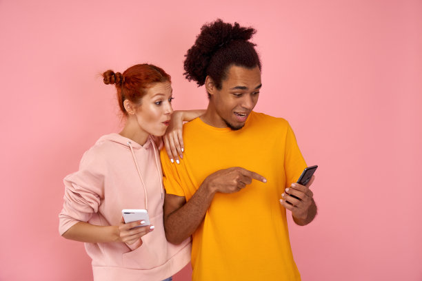 满意快乐的黑人男子指着手机屏幕，向女友展示有趣的照片图片下载